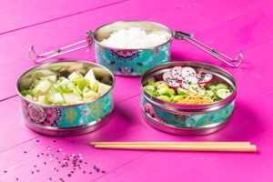 Vegetarische poké bowl met knapperige stukjes peer