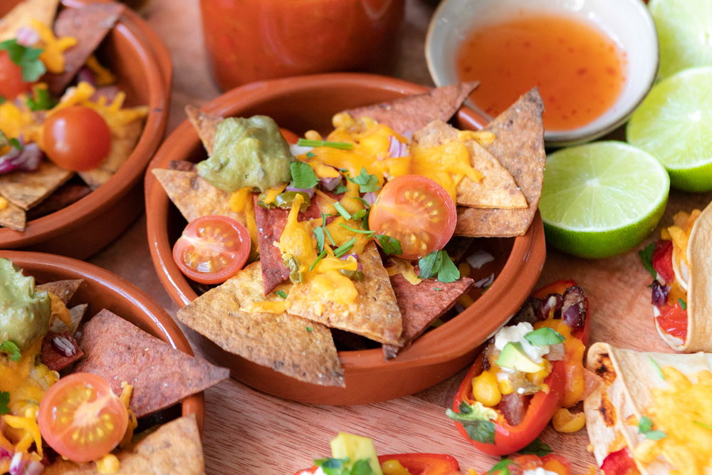 Nachopannetje met guacamole en cheddarkaas