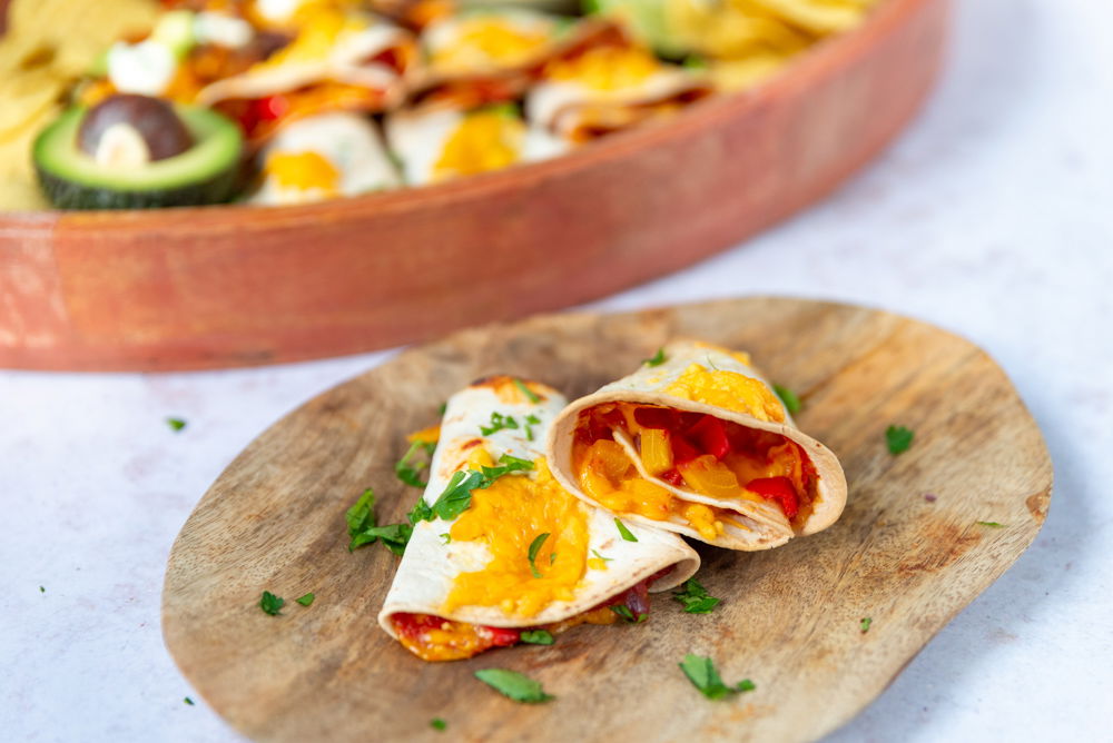 Quesadilla hoorntjes met paprika, maïs en cheddarkaas