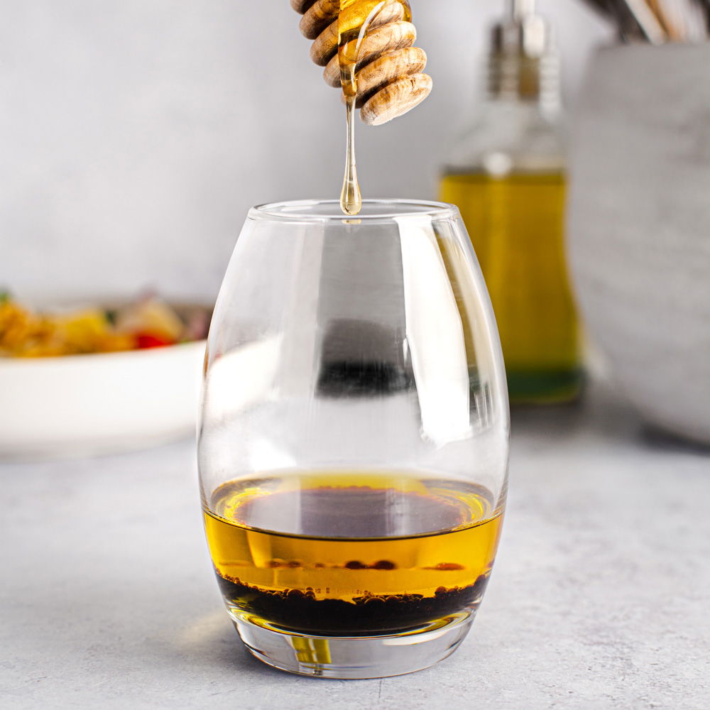 Frisse Italiaanse pastasalade met peer, croutons en een huisgemaakte vinaigrette