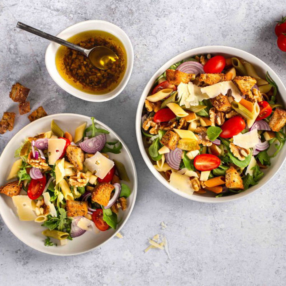 Frisse Italiaanse pastasalade met peer, croutons en een huisgemaakte vinaigrette