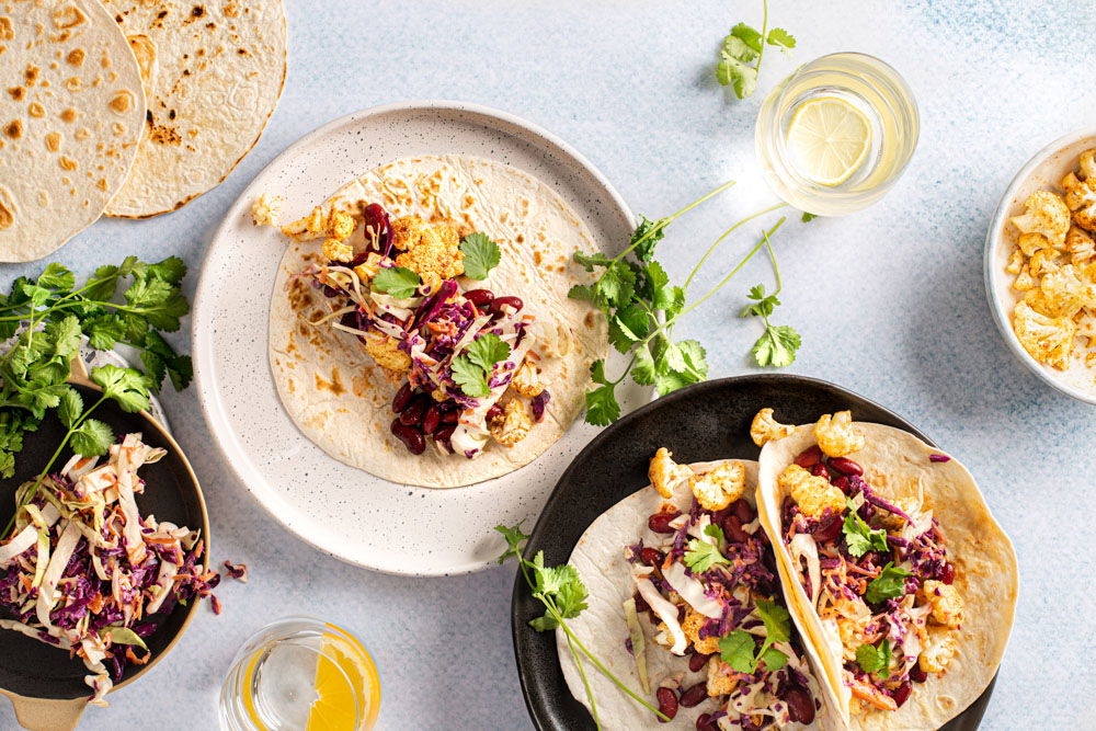 Vegetarische tortilla met bloemkool, bonen en romige koolsla