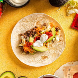 Tortilla met gehakt, avocado en frisse ijsbergsla