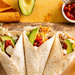 Tortilla met gehakt, avocado en frisse ijsbergsla