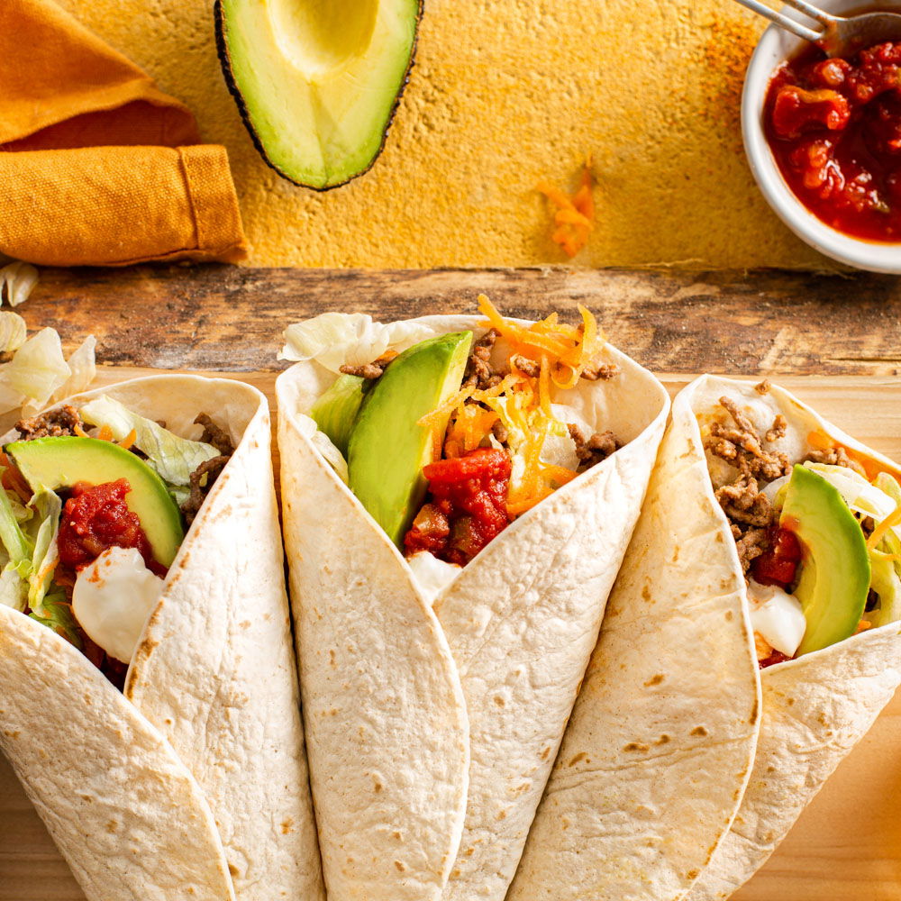 Tortilla met gehakt, avocado en frisse ijsbergsla