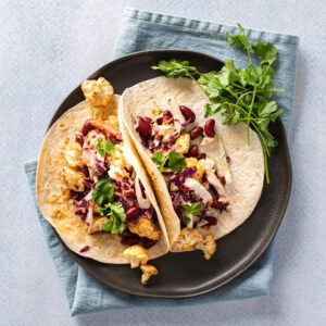 Vegetarische tortilla met bloemkool, bonen en romige koolsla