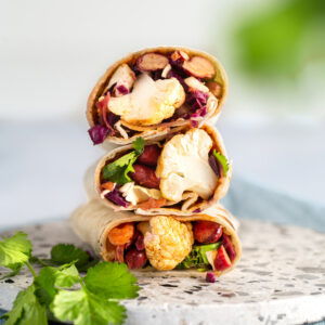 Vegetarische tortilla met bloemkool, bonen en romige koolsla