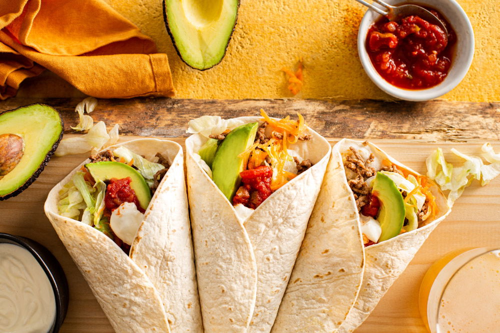 Tortilla met gehakt, avocado en frisse ijsbergsla