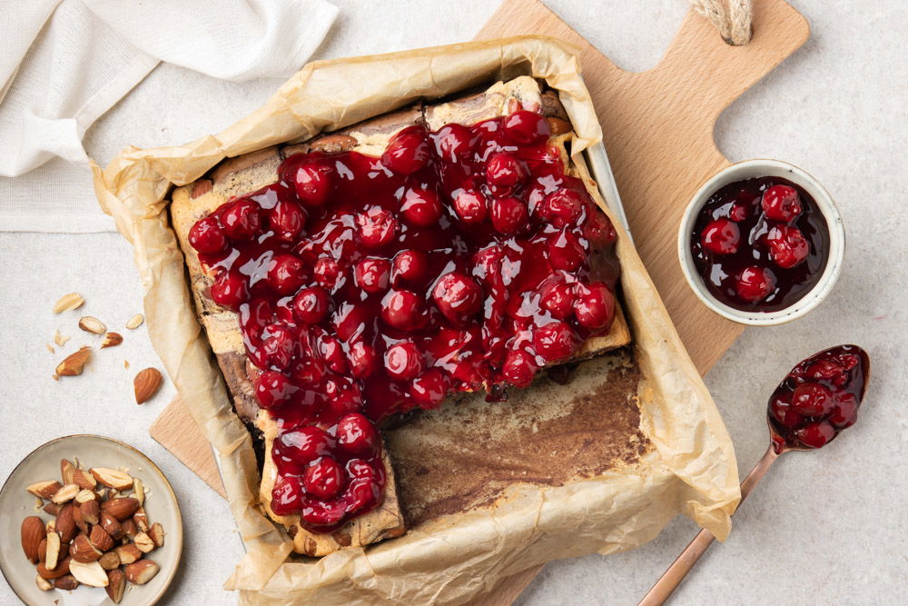 Brownie van pure chocolade met amandelen en kersen