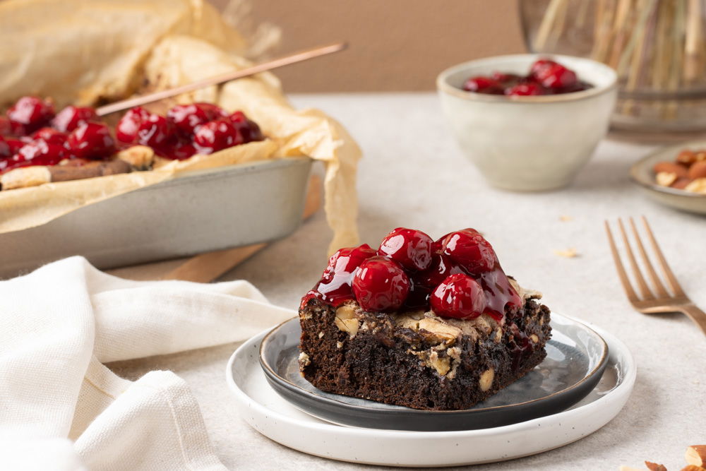Brownie van pure chocolade met amandelen en kersen