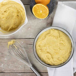 Naked cake met sinaasappel en bosvruchten