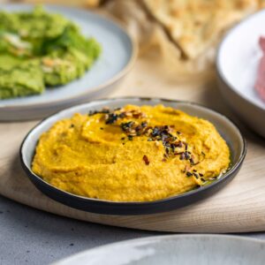 Gele curry hummus