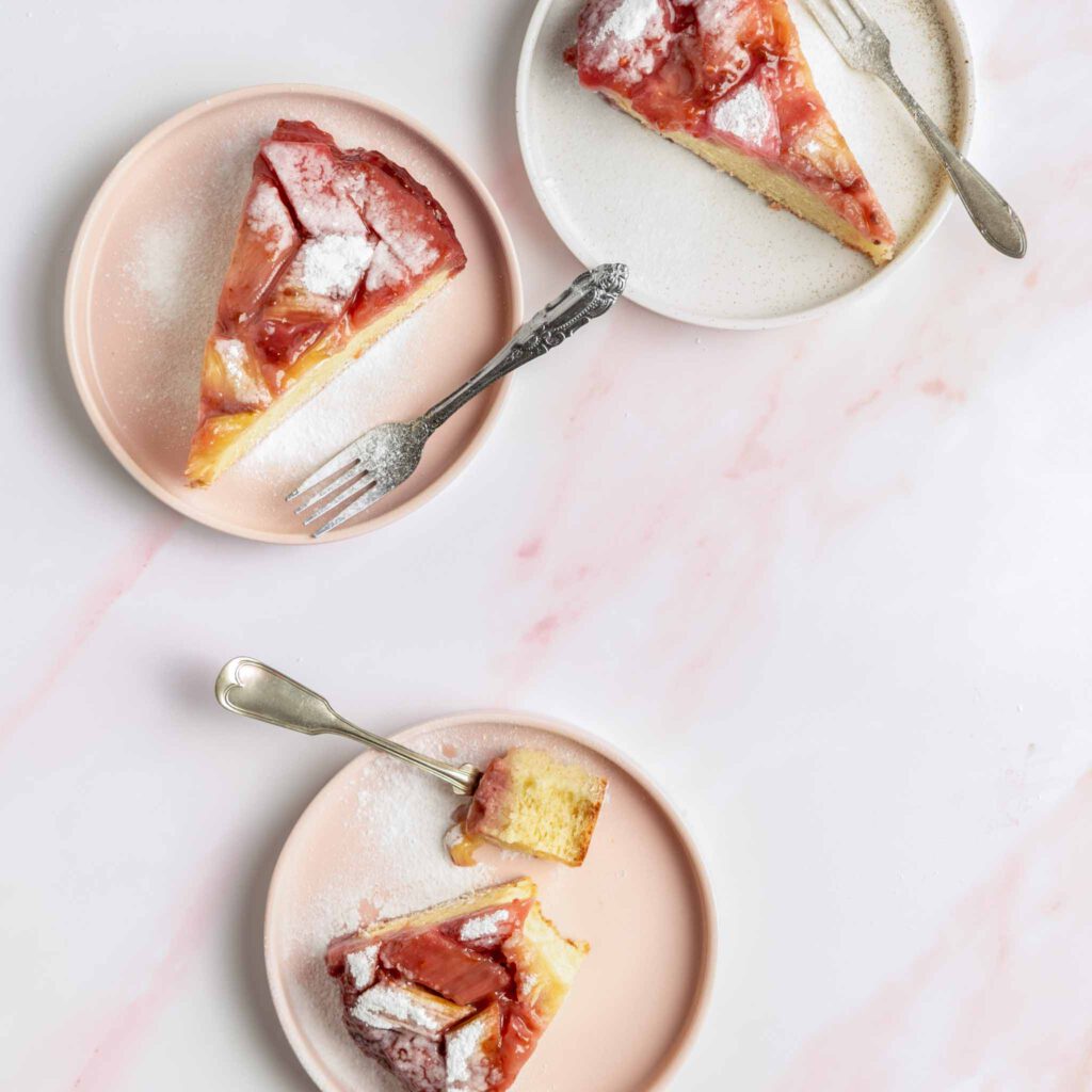 Upside-down rabarbercake