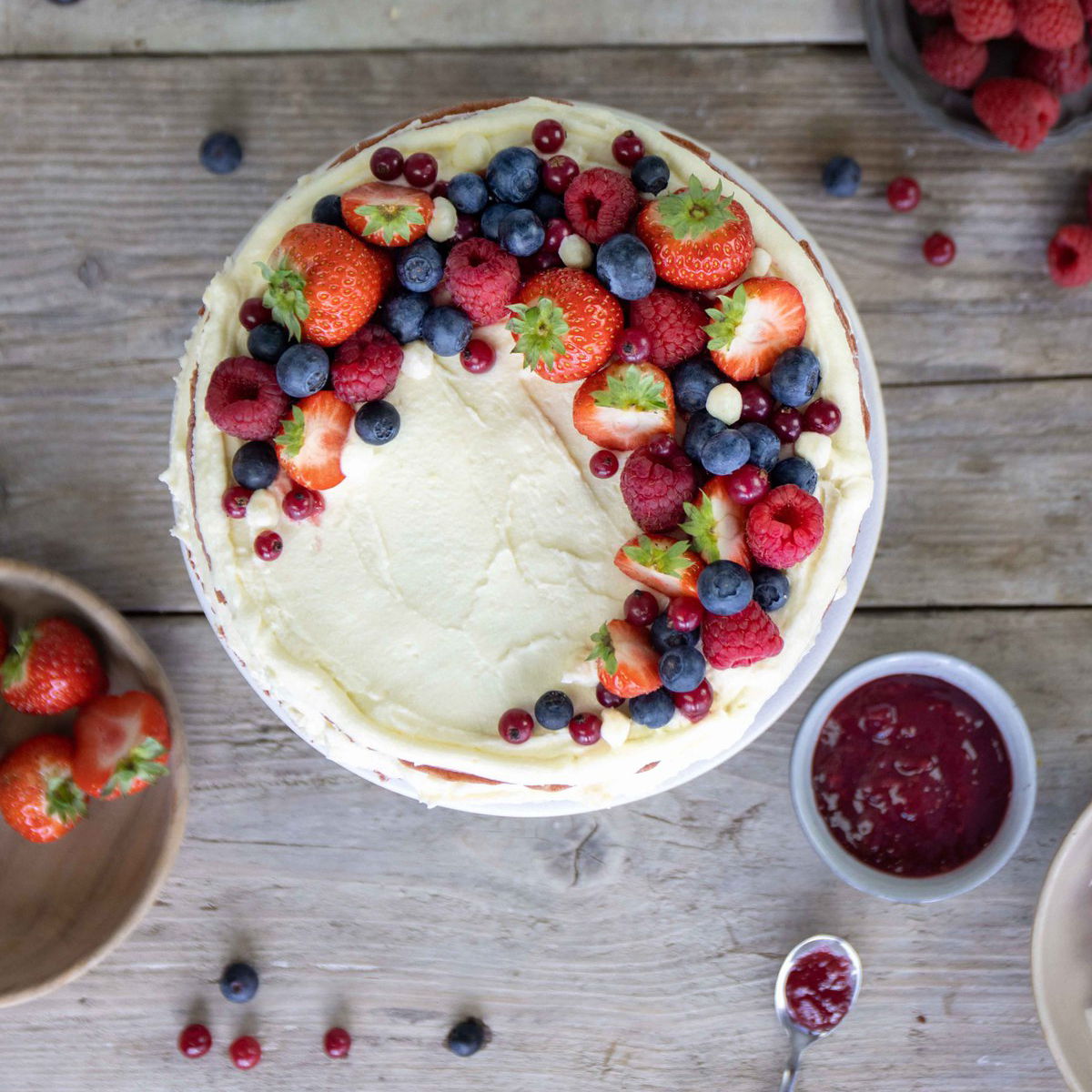 Red velvet naked cake met rood fruit