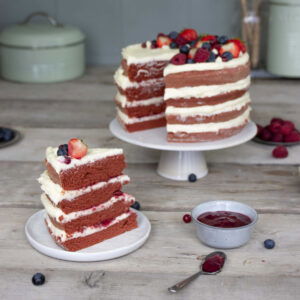 Red velvet naked cake met rood fruit