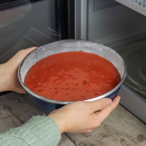 Red velvet naked cake met rood fruit