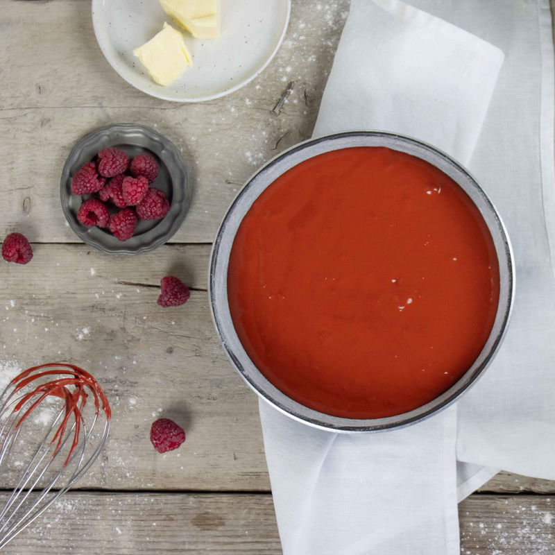 Red velvet naked cake met rood fruit