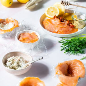 Zalmbonbon Met Kruidenroomkaas En Honing Mosterd Dressing