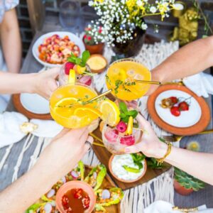 Hard seltzer perzik-citroen met fruitijsblokjes