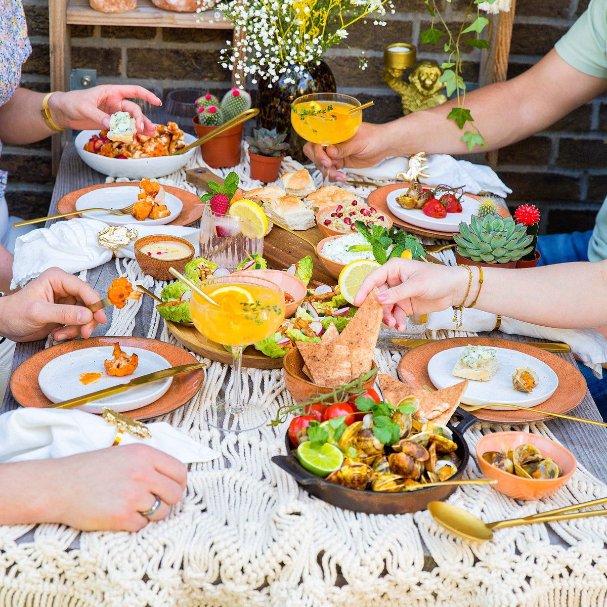Kruidige bloemkoolroosjes met cheddarsaus en ingelegde ui