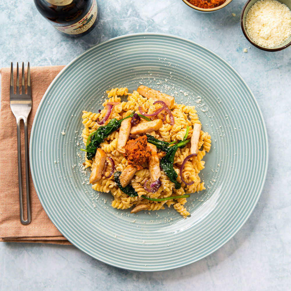 Pasta kip met rode pesto en ricotta