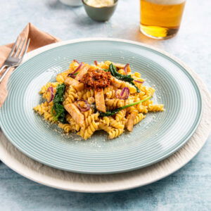 Pasta kip met rode pesto en ricotta