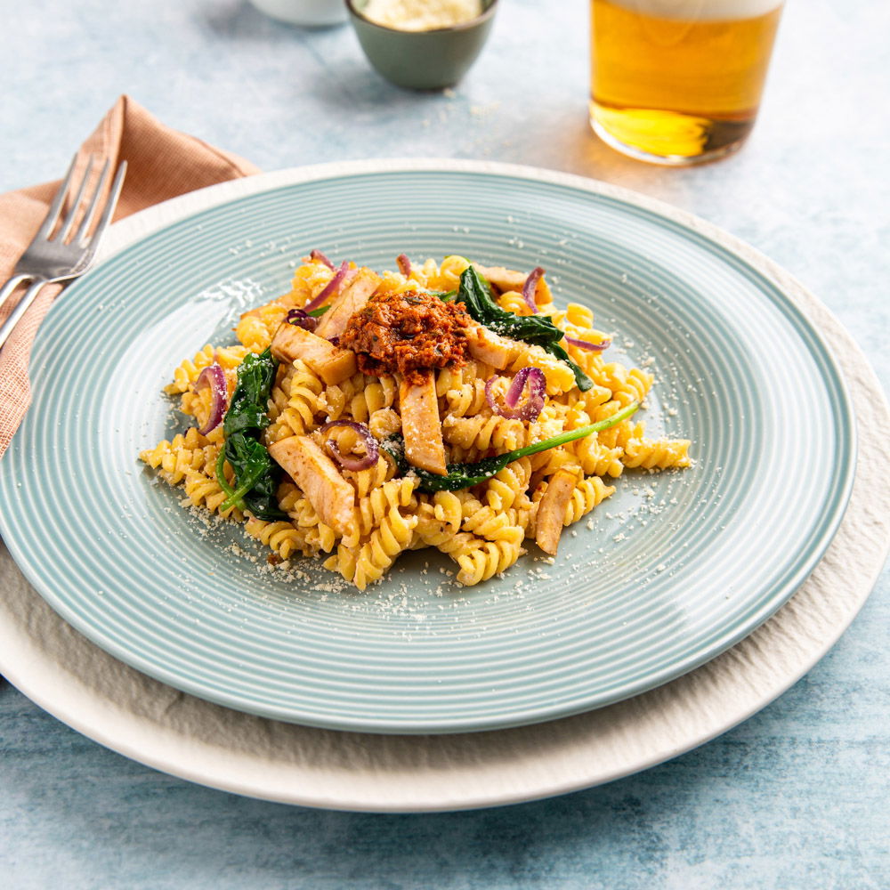 Pasta kip met rode pesto en ricotta