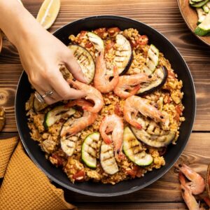 Paella met knapperige chorizo
