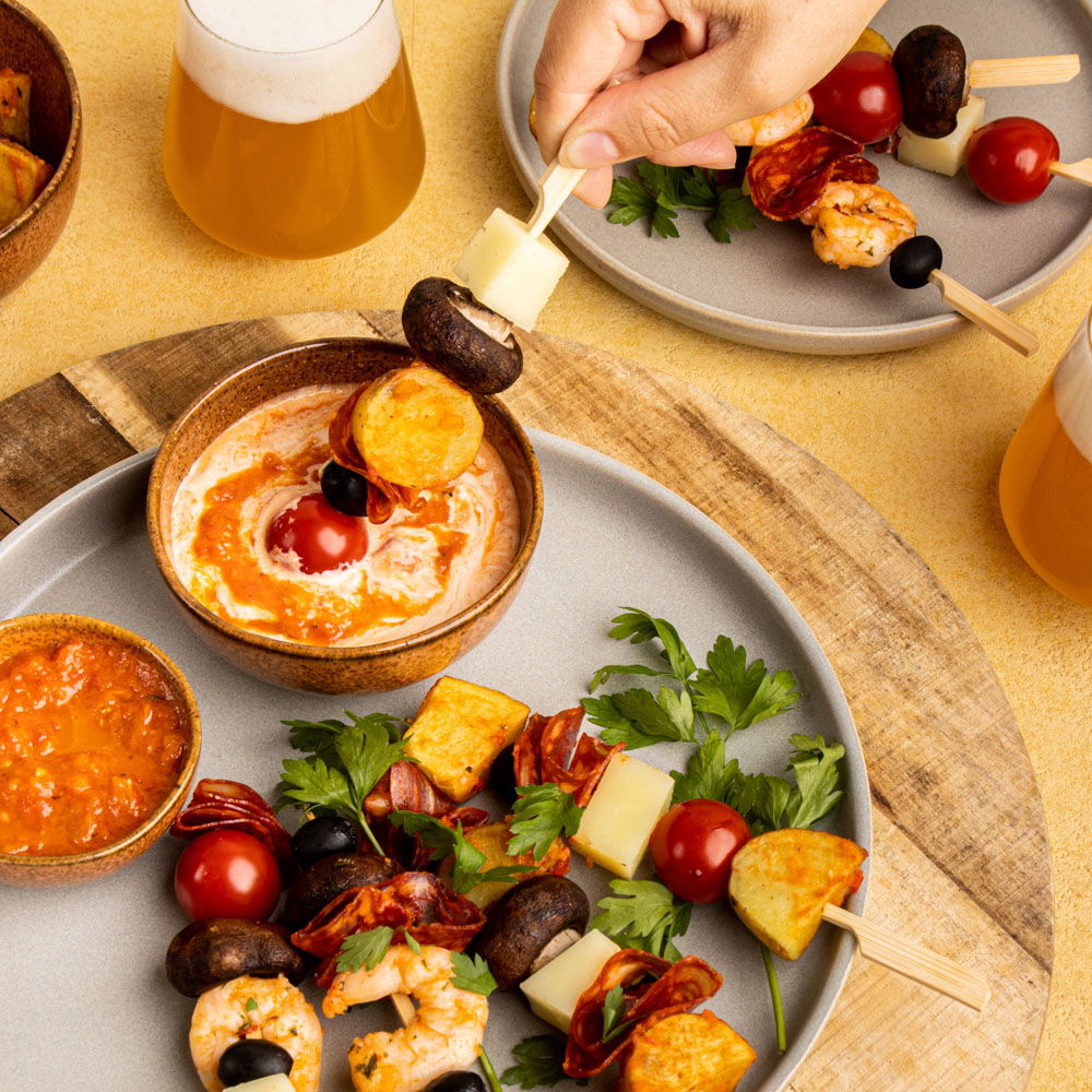 Tapas spiesjes met patatas bravas dip