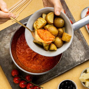 Tapas spiesjes met patatas bravas dip