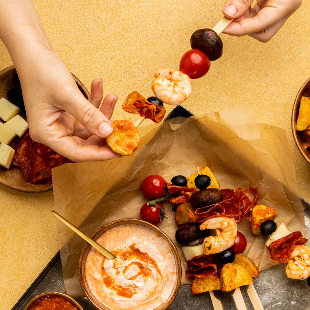 Tapas spiesjes met patatas bravas dip