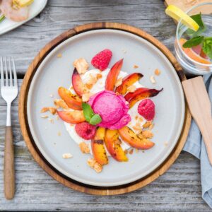 Gegrilde nectarine met citroenricotta en frambozenijs