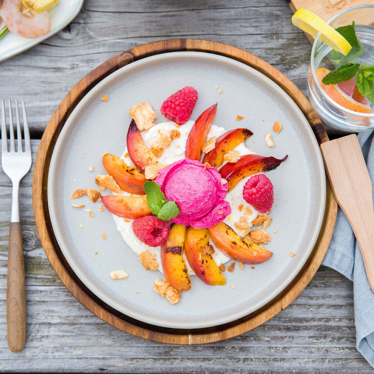 Gegrilde nectarine met citroenricotta en frambozenijs