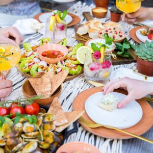 Hard seltzer en Slawraps met hoisinkip en groenten