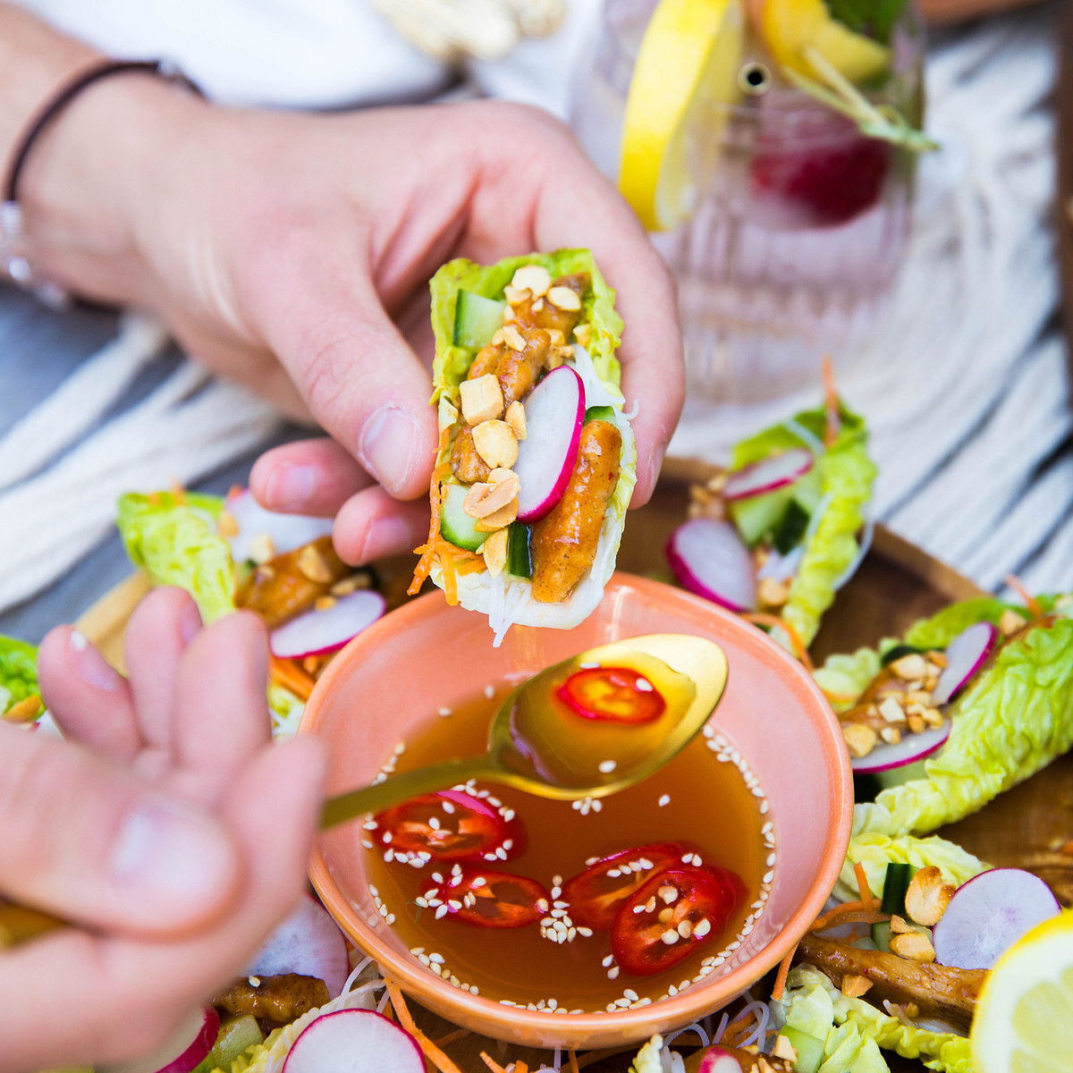 Slawraps met hoisinkip en groenten