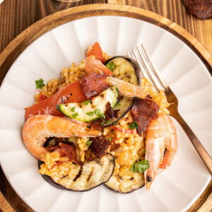 Paella met knapperige chorizo