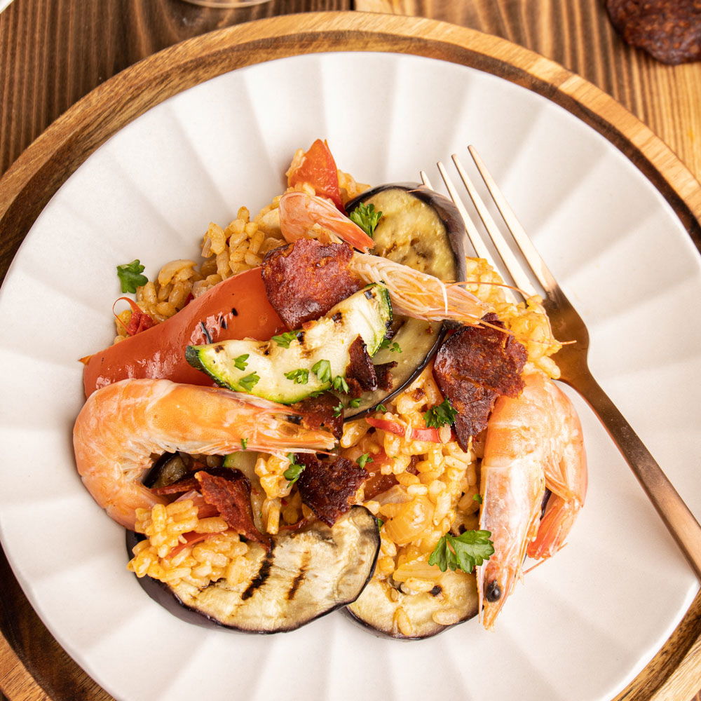 Paella met knapperige chorizo