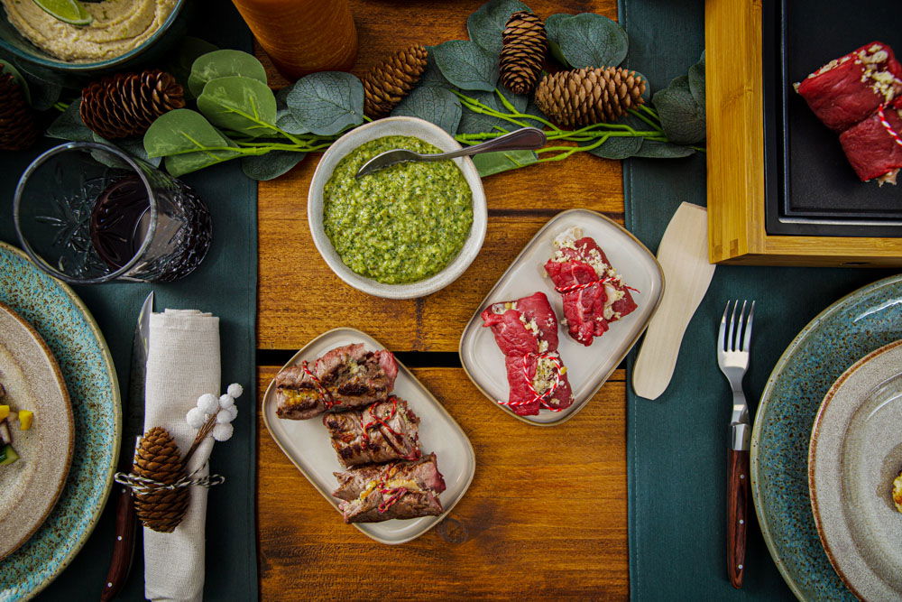 Gevulde biefstukrolletjes met prosciutto en salsa verde