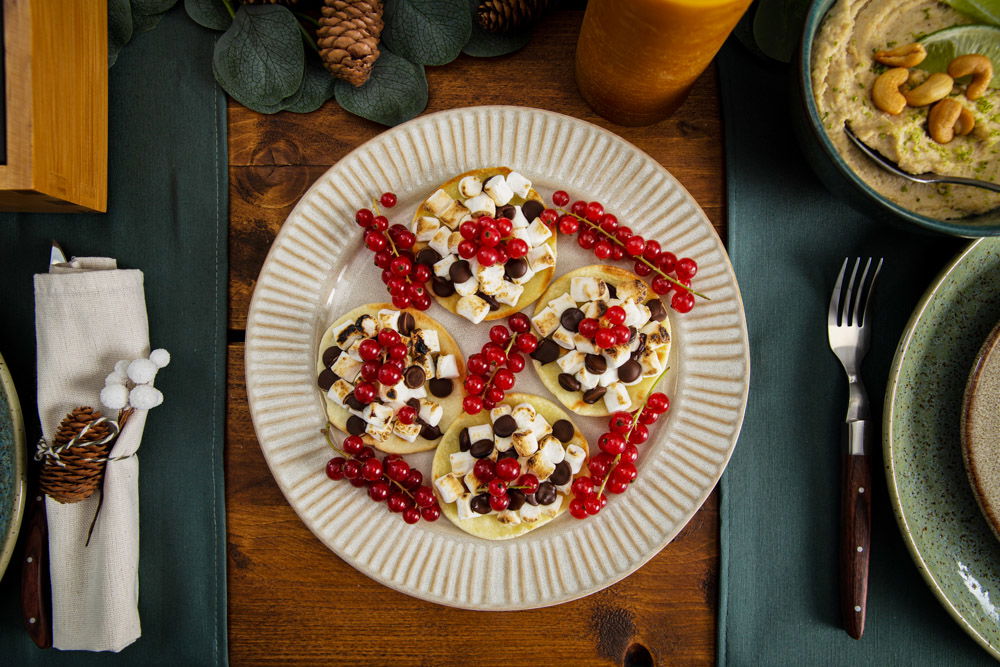 S’mores pizza met marshmallow, pure chocolade en rode bessen