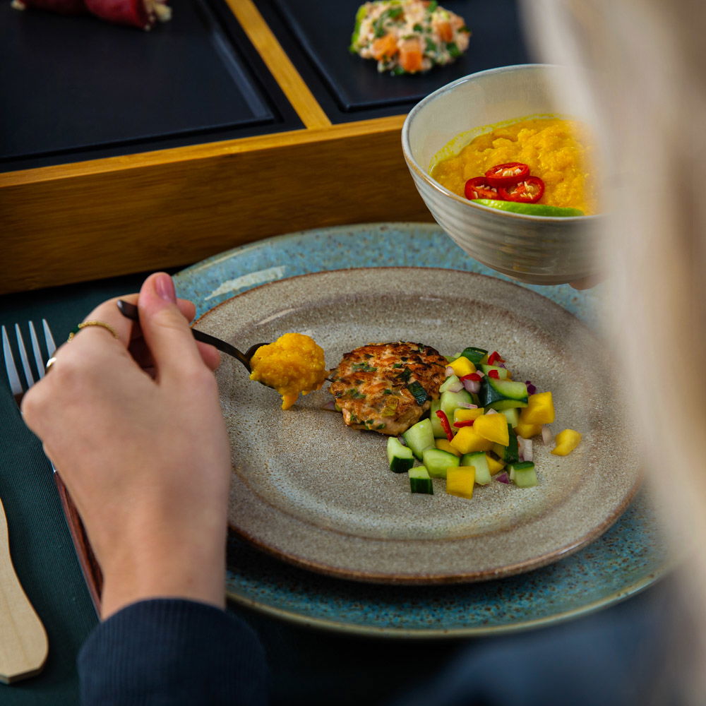 Thaise zalmkoekjes met komkommer koriander salsa