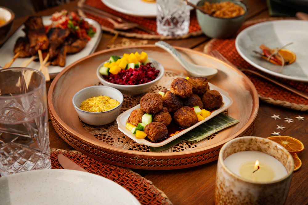 Indische gehaktballetjes met acar van rode kool, mango en komkommer