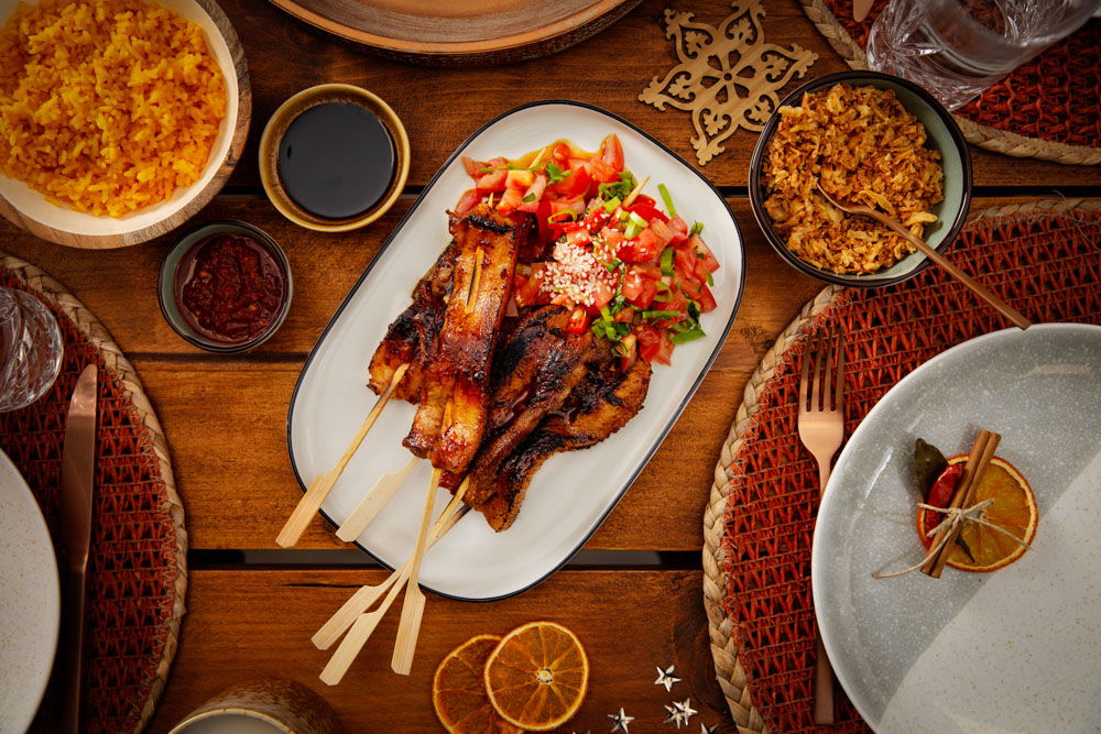 Saté van speklap met acar van tomaat