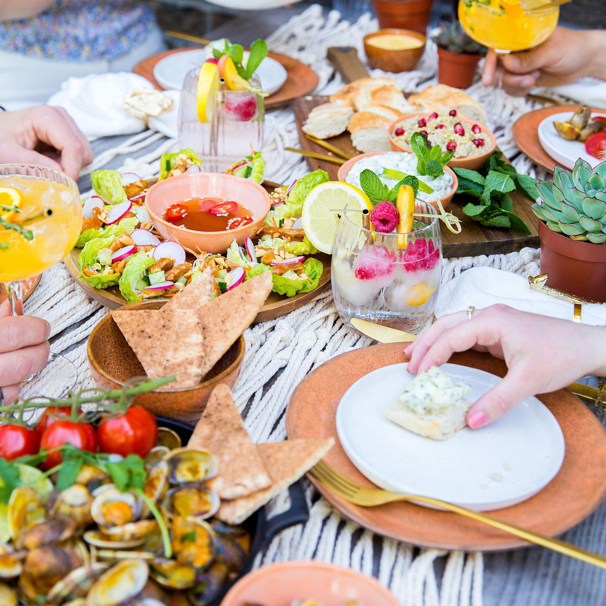 Hard seltzer en Slawraps met hoisinkip en groenten