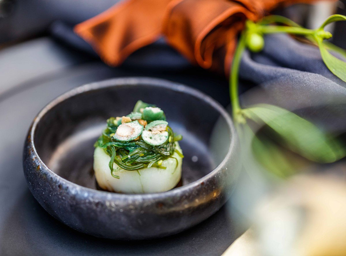 Amuse Van Coquille Met Wakame En Geroosterde Hazelnoten