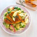 Appel-spruitjessalade met krieltjes en kipschnitzel