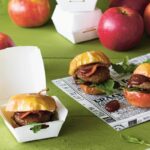 Appelburger met spek en BBQ-saus
