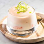 Asperge cappuccino met een schuim van rivierkreeftjes en bieslookolie