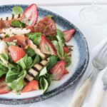 Asperge salade met aardbeiendressing