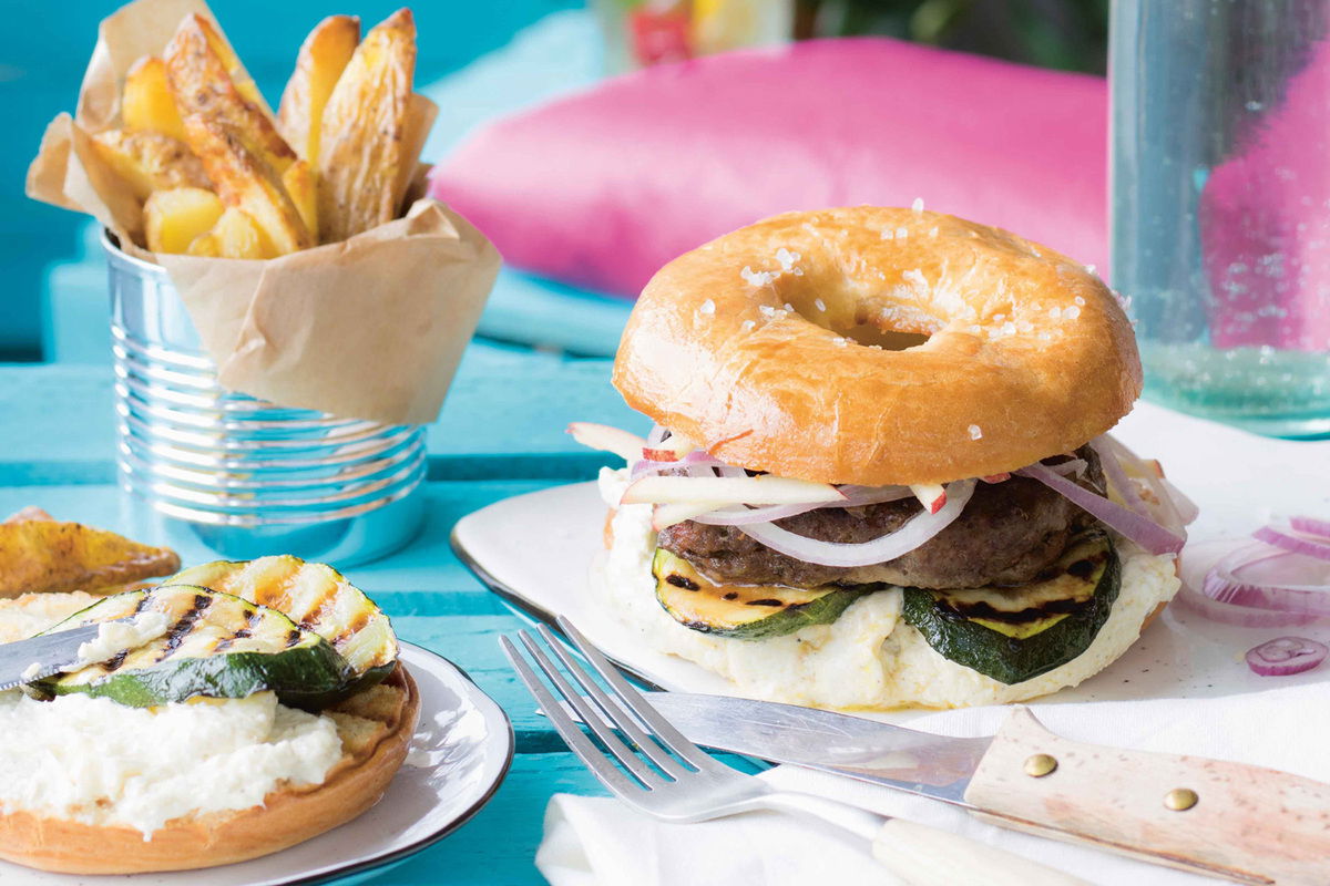 Bagel Burger Met Zwarte Knoflook Gegrilde Courgette