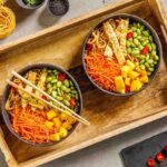 Bami bowl met mango en sojabonen